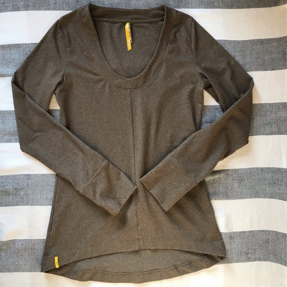 Lolë Long Sleeve Athleisure Top in Mocha